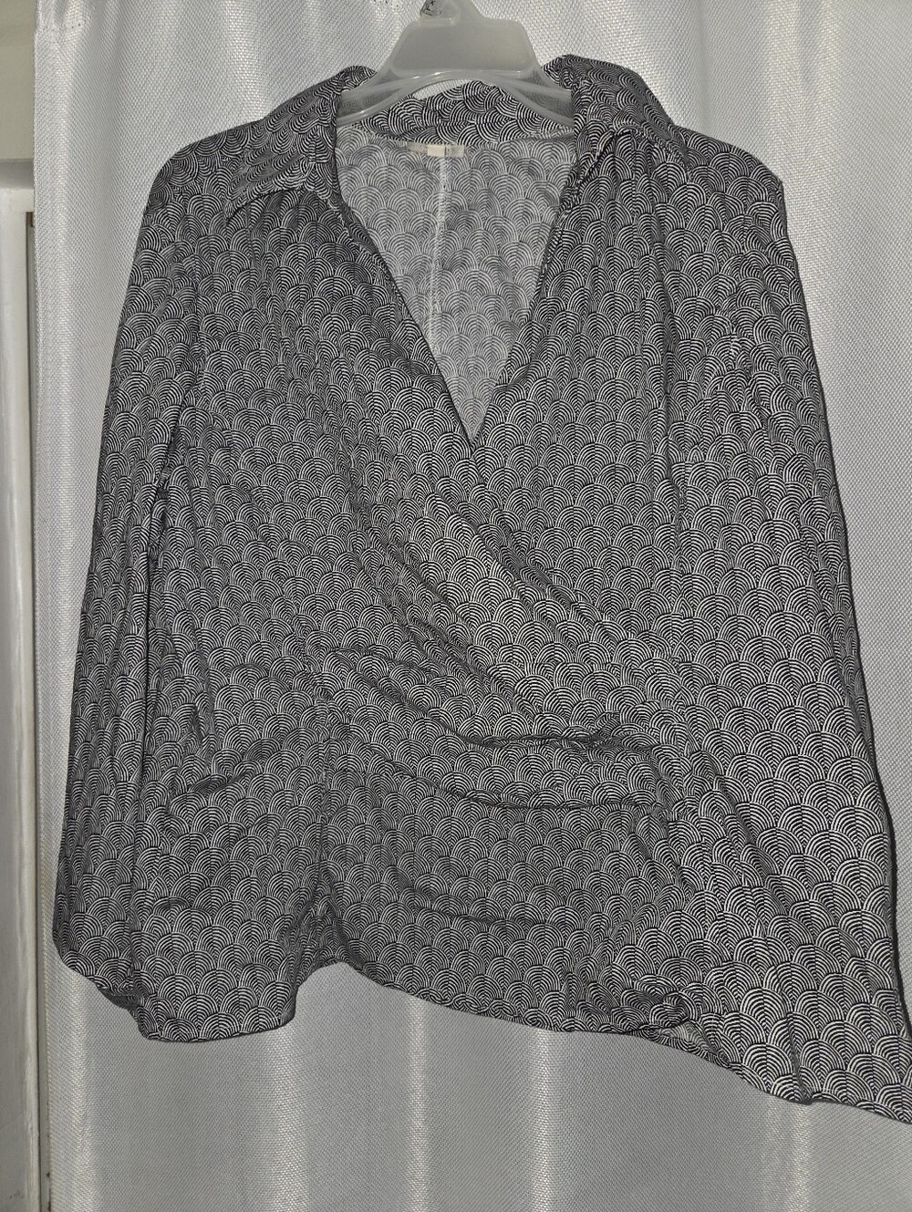 Talbots Petite Black and White Wave-Pattern Blouse. Side Zipper.